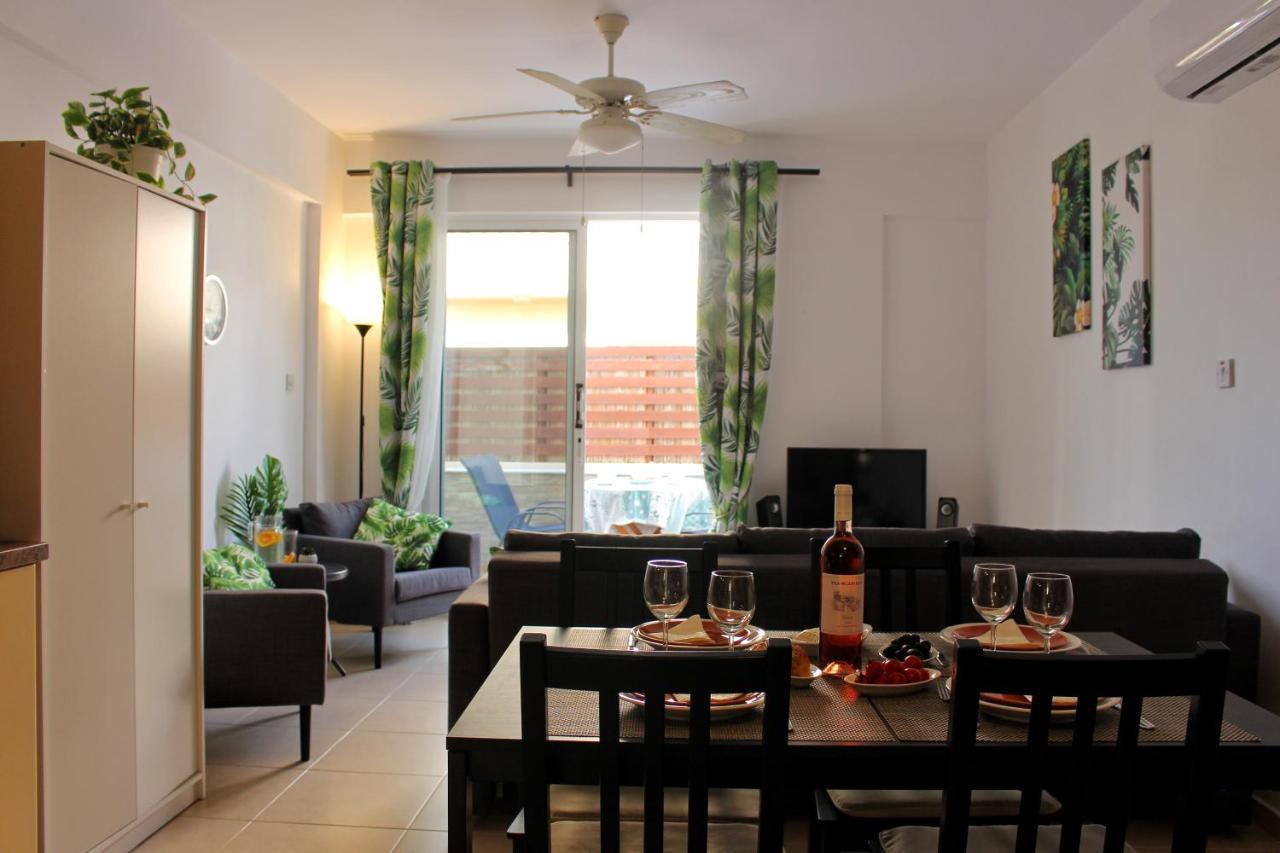 Cozy Poolside Apartment Paphos Exterior foto